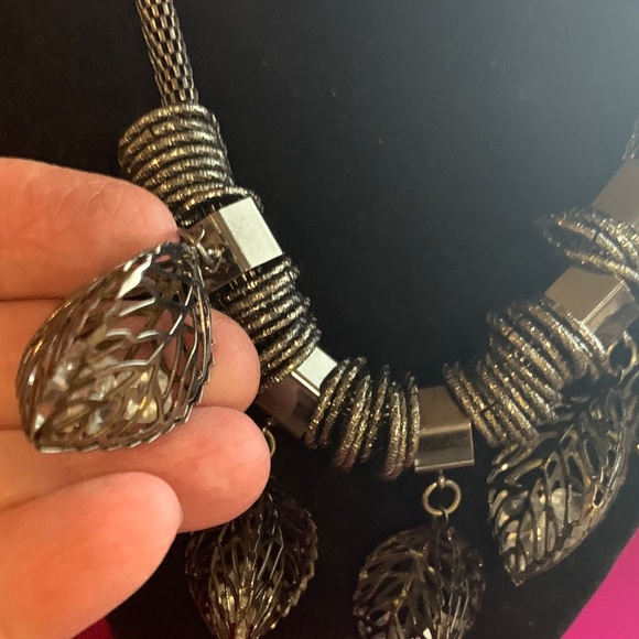 Elegant Silver Leaf Pendant Necklace - Picture 7 of 9